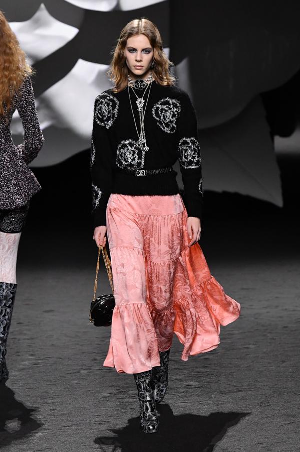 Los collares y los cinturones tipo joya han sido el broche de oro de cada look, pero también los bolsos más icónicos de la firma francesa. 