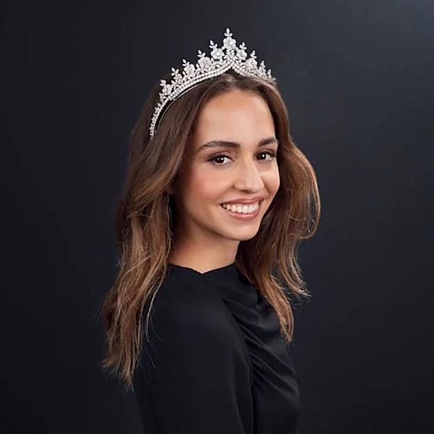 Imán posa con la tiara de diamantes que pertenece al joyero personal de Rania de JOrdania.