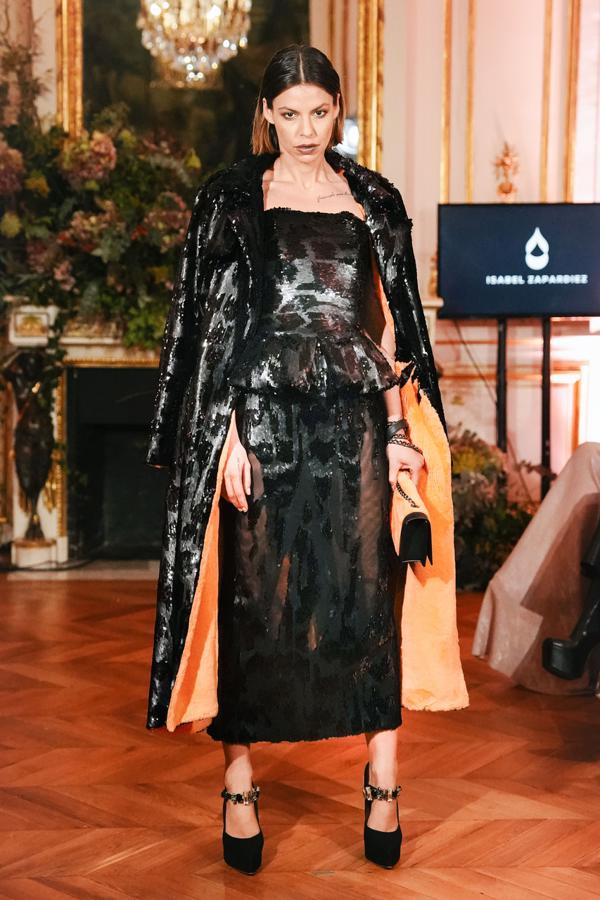 Hace volver con fuerza a la Costura clásica y artesana, que está en la base de su marca y de su forma de hacer. Se advierte en la riqueza de los tejidos, en el abundante trabajo de moulage y el amplio desarrollo de bordados a mano, entre otros elementos.