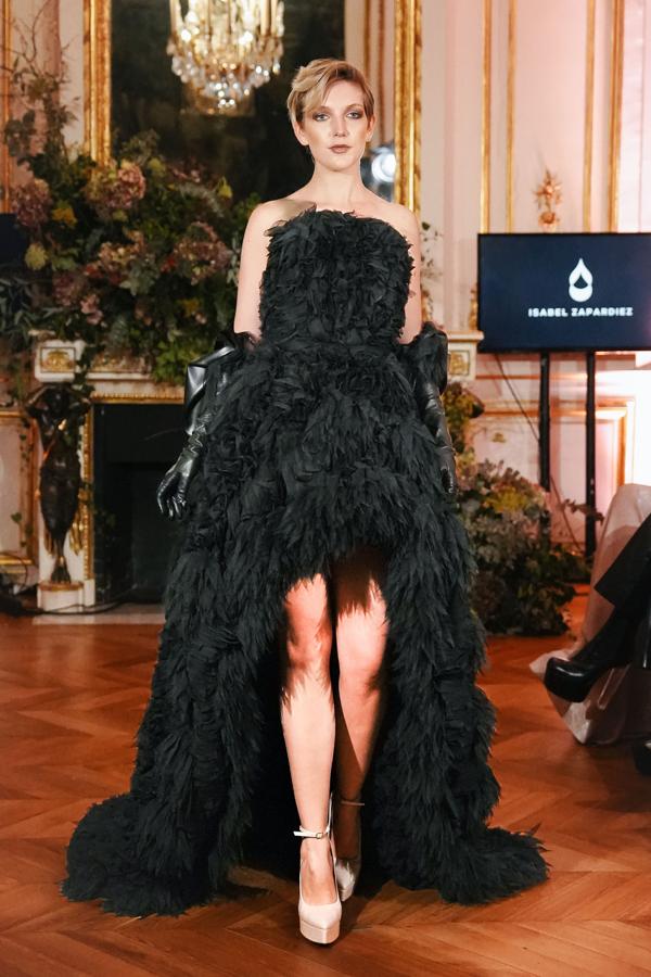 La diseñadora plasma su fascinación estelar en una colección Couture muy sofisticada en cuando a la abundancia de detalles, creando prendas muy elaboradas.