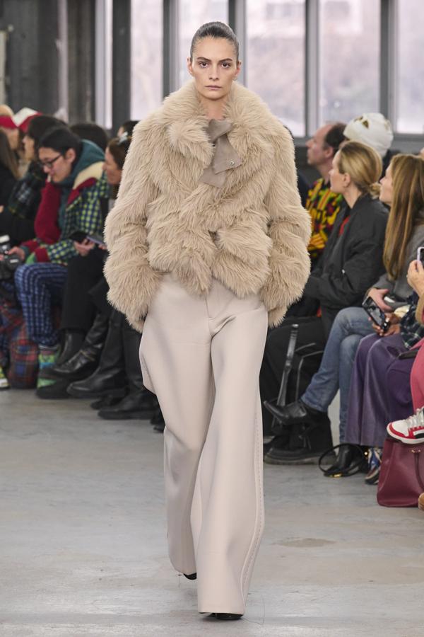 Sacai ha optado por una línea de diseños sobrios, pero con toques de color y estampados básicos. Incluso, destaca por el uso de cortes masculinos y arquitectónicos. 