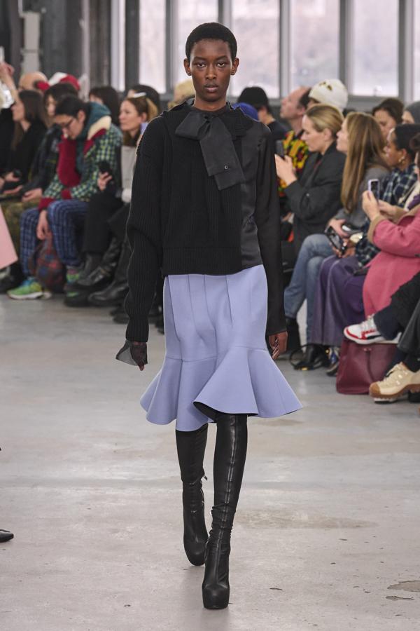 El japonés propone una serie de faldas de múltiples tipos, sobre todo por sus grandes volúmenes y basado en el empleo de todo tipo de pliegues. Además, ha utilizado materiales como el cuero o pequeñas transparencias. 