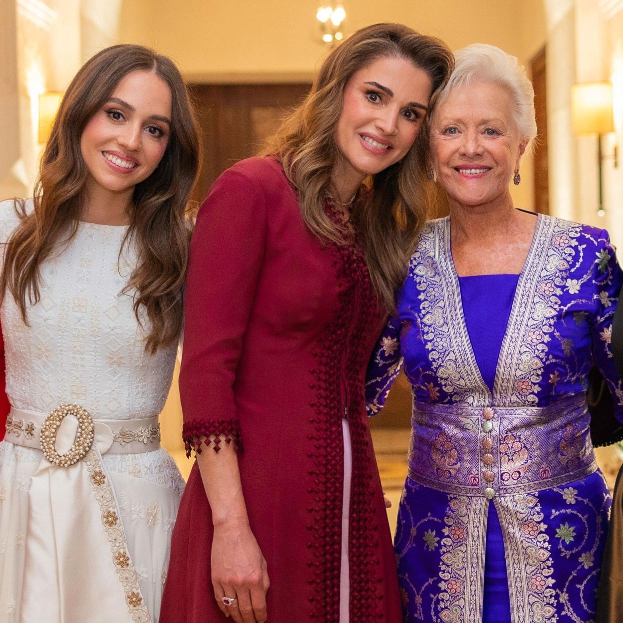 La princesa Iman, su madre, la reina Rania, y su suegra, la princesa Muna