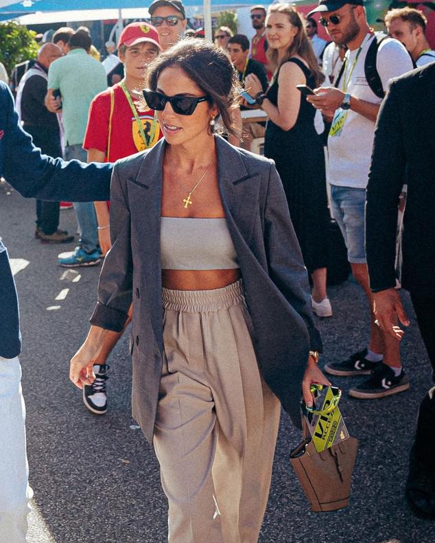 Como decimos, Carmen Montero se caracteriza por tener un estilo clásico al que le sacar la versión más moderna. Tiene la mejor forma de combinar los básicos. ¿Cómo es este look con blazer y crop top?