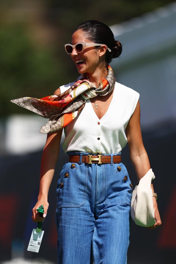 Otra peuba de ello es este outfit con unos vaqueros originales y muy faovrecedores que combinó con un top blanco y un pañuelo de Gucci con detalles naranjas.