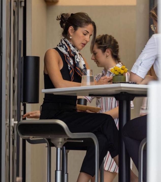 Un denominador común de sus looks es el pañuelo. Es un accesorio que le hemos visto en varias ocasiones y con el que convierte un look de básicos, como este total look negro, en uno sofisticado y más especial.