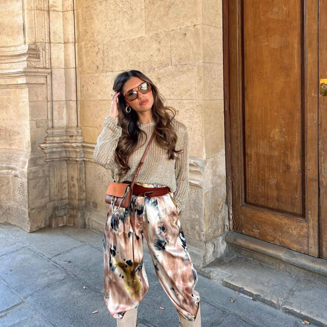 La influencer lleva el jersey con brillo viral de Zara