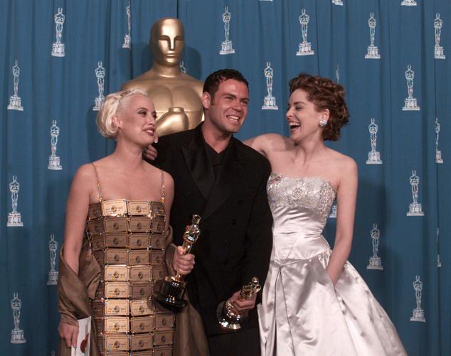 En 1995, Lizzy Gardiner logró confundirnos a todos con este vestido hecho con tarjetas oro de American Express, presuntuoso a más no poder.