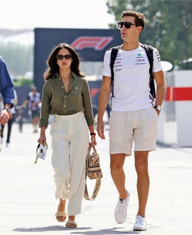 Carmen Montero tiene también un estilo que se asemeja mucho al que llevan las royals. De hecho, esta combinación con camisa de Burberry, pantalones blancos, sandalias trenzadas y bolso de Dior nos recuerda mucho a Meghan Markle.
