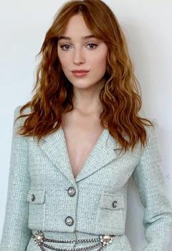 Imagen secundaria 2 - Kendall Jenner, Cara Delevigne y Phoebe Dynevor, otras famosas que se han unido recientemente al pelirrojo.