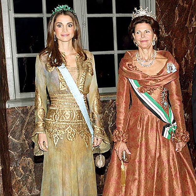 La reina Rania de Jordania con la diadema de esmeraldas junto a la reina Silvia de Suecia.