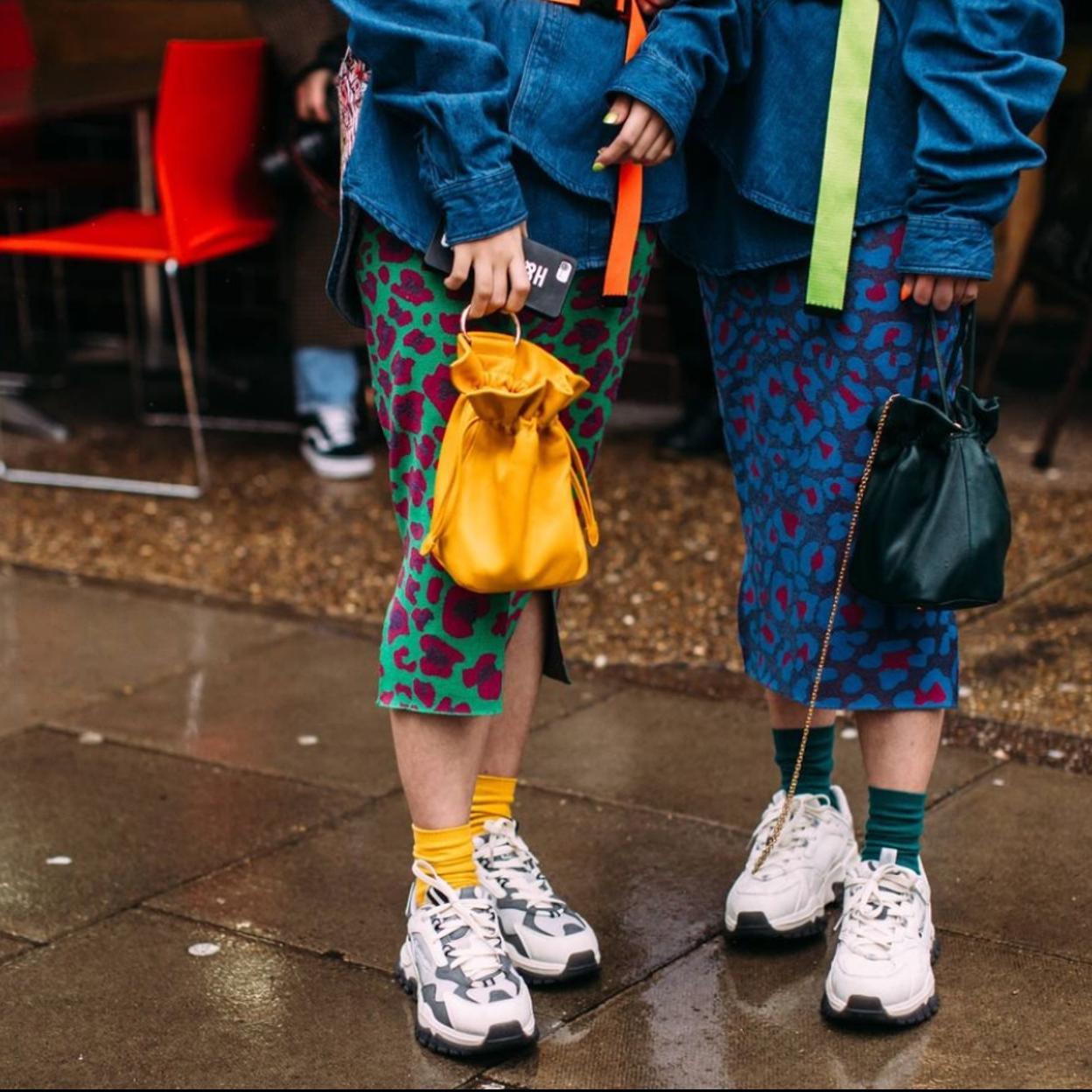 La influencer lleva unas deportivas originales que hacen más moderno su looks