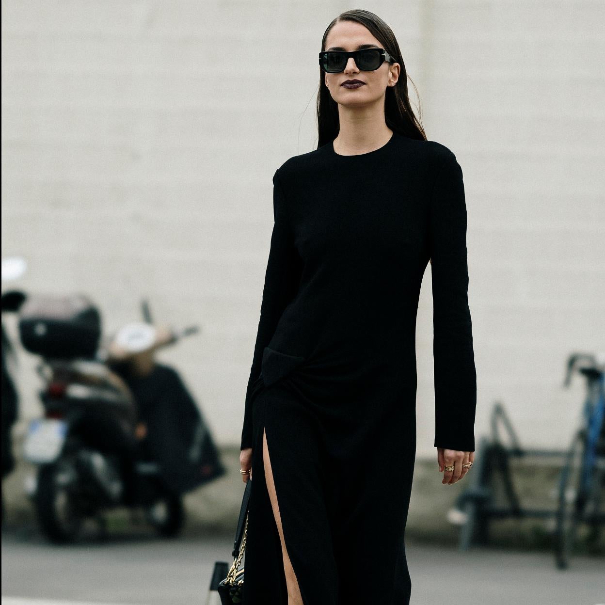 Un look de street style con un vestido negro.