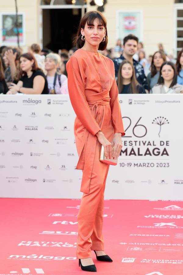 La influencer Alexandra Federicca lleva un diseño anaranjado que ha sabido complementar con unos sofisticados pendientes de la firma Petrïta.