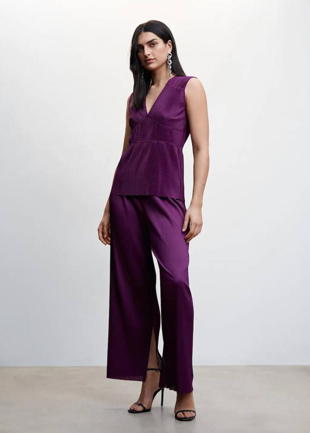 Look en tejido plisado con blusa de manga sisa y pantalón con bajo acabado en abertura, color morado. Su precio es de 29,99 euros y 39,99 euros.