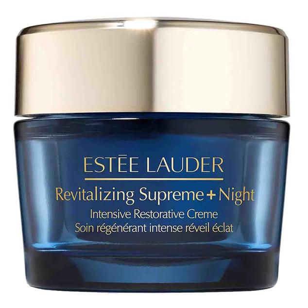 Revitalizing Supreme+ Night Creme de Estée Lauder tiene una fórmula ultra nutritiva que revitaliza y rejuvenece la piel con un efecto lifting e iluminador. Reduce significativamente las líneas de expresión gracias al ácido hialurónico y una tecnología de refuerzo del colágeno. Y, los extractos antioxidantes combaten la opacidad para devolver el resplandor y uniformidad al rostro.