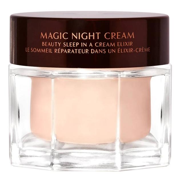 Magic Night Cream de Charlotte Tilbury es un bálsamo nocturno embellecedor y reparador del envejecimiento que nutre e hidrata de forma intensa, acaba con las arrugas, suaviza y aporta turgencia al rostro. Está formulado con células madre de plantas regeneradores, retinol de liberación lenta, coenzima Q10, algas rojas y vitamina E antioxidantes, lo que proporciona la reducción de arrugas, firmeza, tersura, tonicidad, luminosidad y uniformidad.