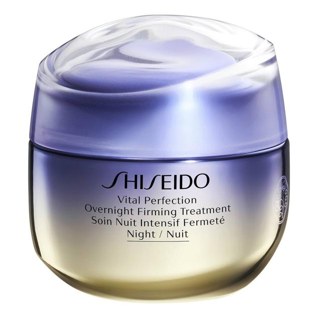 Vital Perfection Overnight Firming Treatment de Shiseido recupera la firmeza de la piel en cuestión de cuatro semanas. Ofrece un aspecto realzado, luminoso y terso gracias a su fórmula polivalente con el complejo KURENAI-TruLift reafirmante y la ReNeura Technology++™ que optimiza y acelera los resultados antiedad. Por último, incluye el complejo VP8 con 4MSK revitalizante e iluminador para una piel más radiante y uniforme, con efecto buena cara.