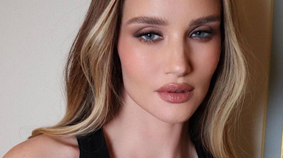 Presume de la piel suave y uniforme de Rosie Huntington-Whiteley con estos sérums de noche