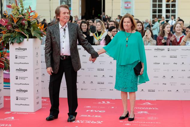 El cantante Raphael, que también ha sido homenajeado por su carrera musical, ha posado junto a Natalia Figueroa. 