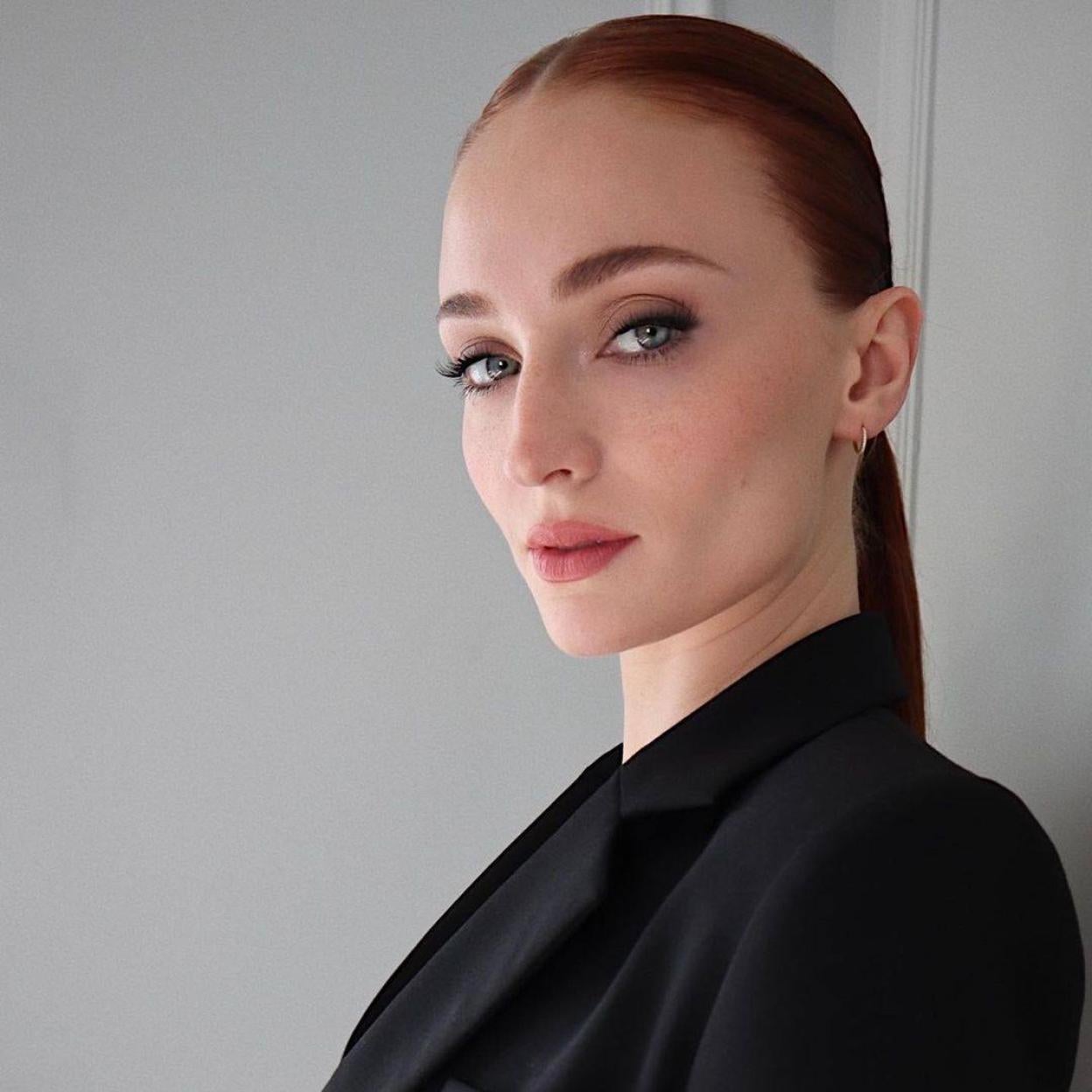 Consigue la mirada despierta y sin arrugas de Sophie Turner con estos contornos de ojos