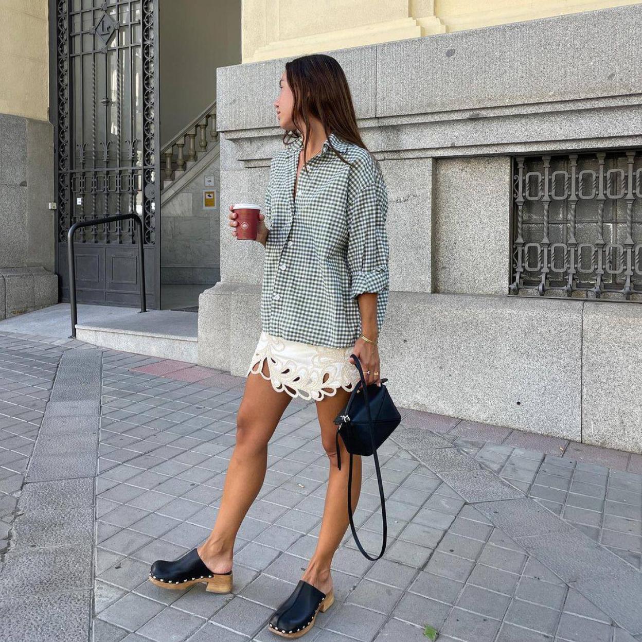 La influencer lleva unos zuecos tendencia de Mango