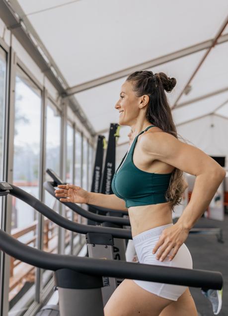 Imagen - Mujer entrenando en gimnasio/PEXELS