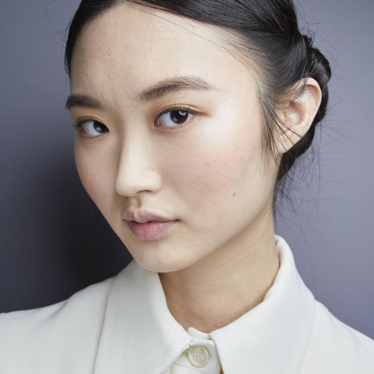 Consigue la piel tersa y rellena de la modelo coreana con estas cremas de loto