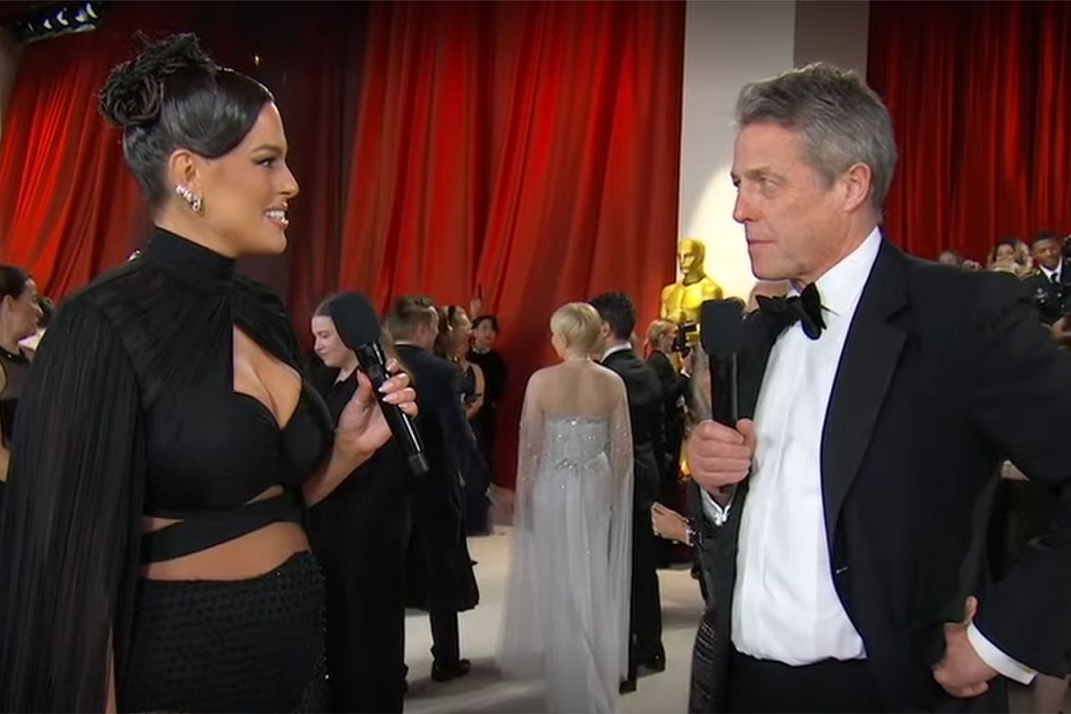 La incómoda entrevista de Ashley Graham a Hugh Grant en la alfombra roja de los Oscar. 
