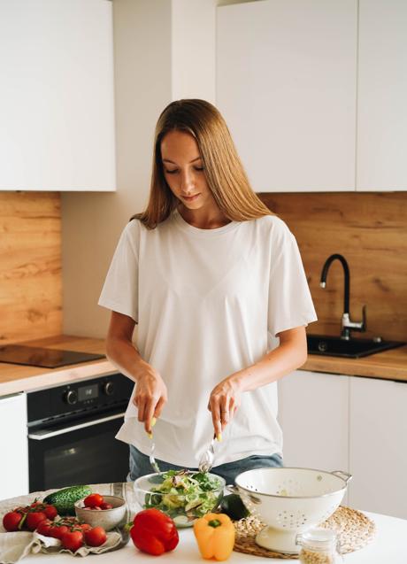 Imagen - Mujer cocinando/PEXELS