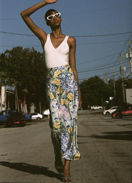 Imagen - Falda con estampado de flores de Zara (29,95 euros)