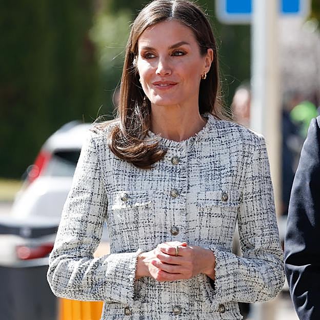 La reina Letizia tiene el look diario de oficina que mejor sienta: chaqueta de Massimo Dutti, pantalón negro pitillo y zapatos de tacón cómodo