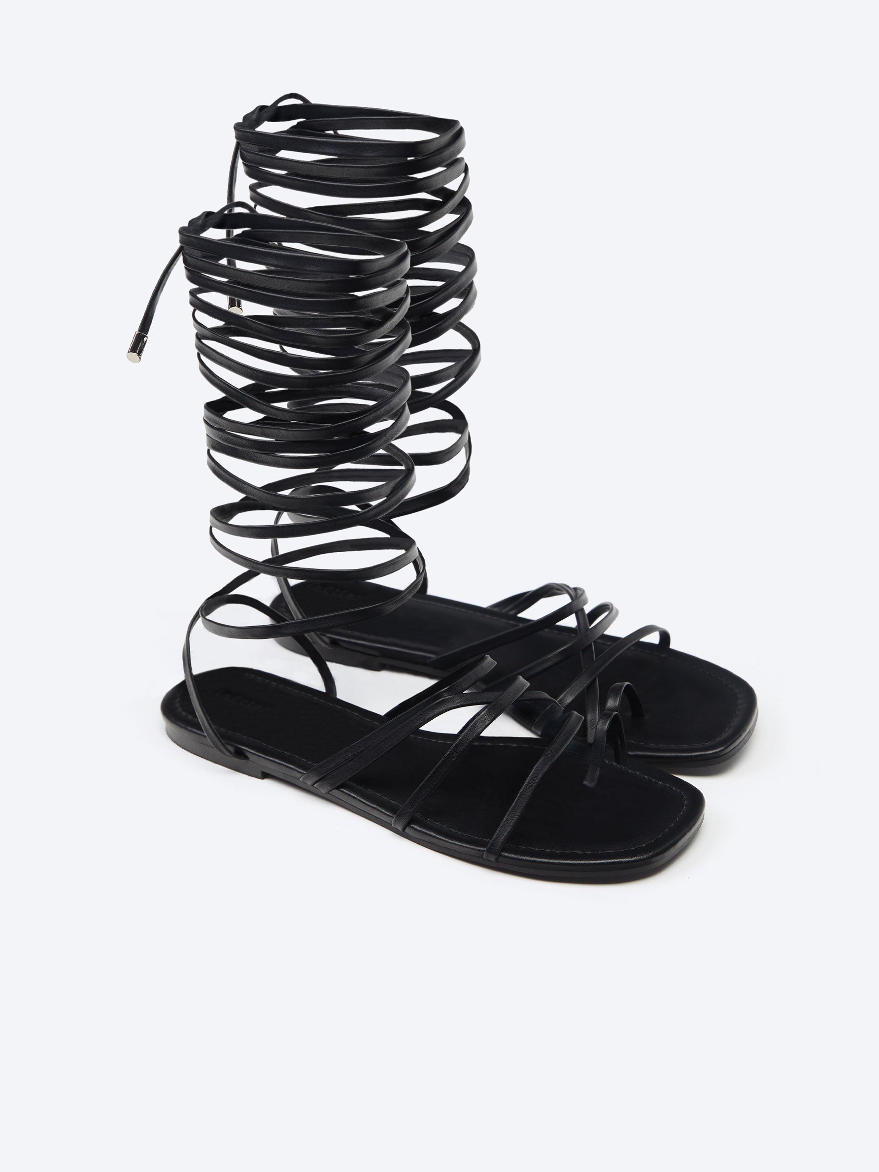 Imagen - Sandalias romanas en negro de Lefties. Foto: Lefties.