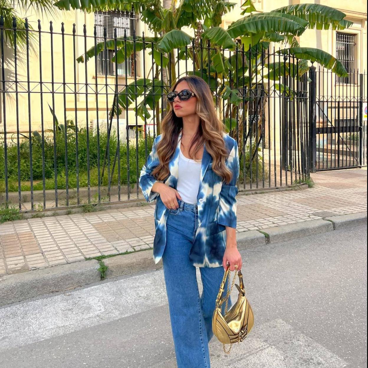 La influencer lleva la blazer estampada viral de Zara