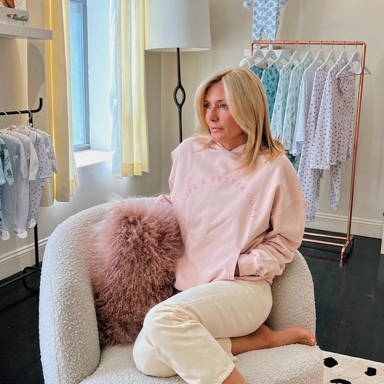 Marie-Chantal Miller con sudadera rosa