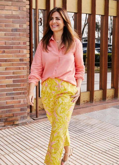 Imagen - Nuria Roca con conjunto de blusa y pantalón estampado