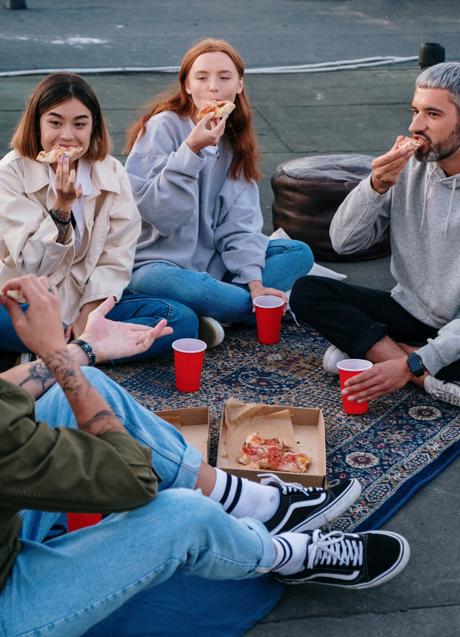 Imagen - Grupo de amigos comiendo pizza/PEXELS