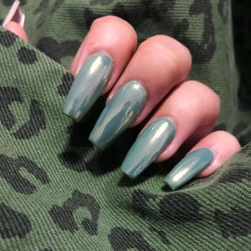 Imagen secundaria 1 - Ideas de manicura verde.