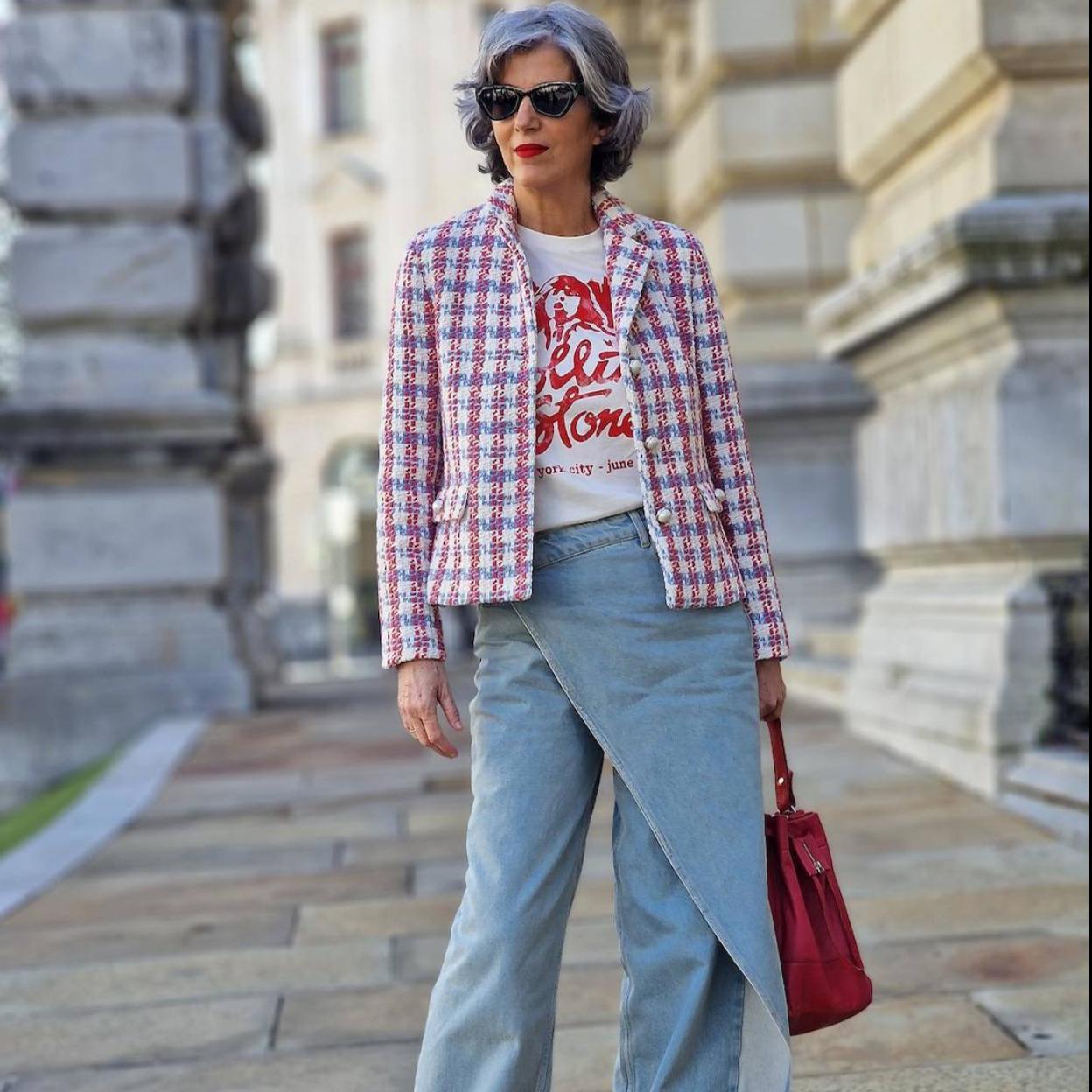 La influencer lleva los jeans cruzados superventas de Zara