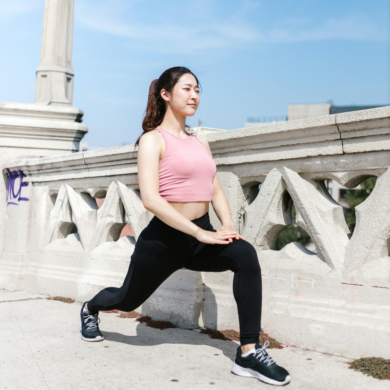 Mujer entrenando piernas