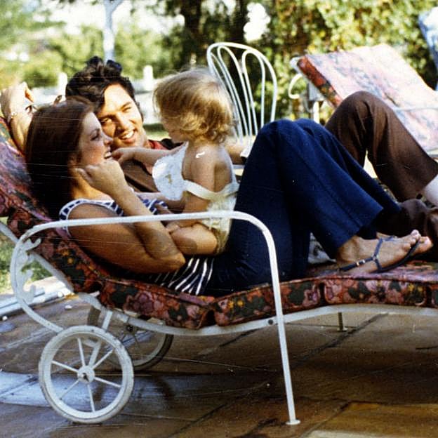 Elvis Presley y Priscilla posan con su hija Lisa Marie en los años en los que todo era (aparentemente) paz y felicidad.