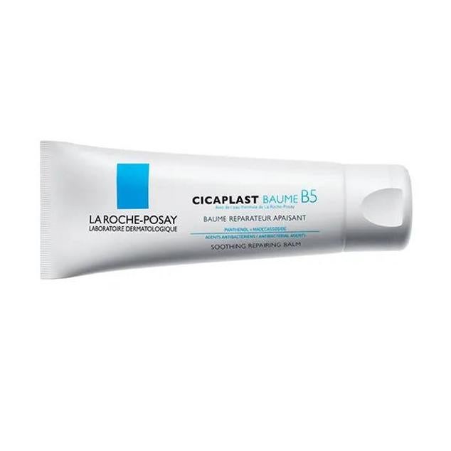 Cicaplast Baume B5 de La Roche Posay mantiene la piel hidrata por mucho más tiempo e impide que se dañe o se reseque con las propiedades altamente hidratantes y reparadoras del pantenol. Mientras la manteca de karité nutre y suaviza. Y, el madecassoside alivia, repone la humedad y regenera los daños con su poder curativo procedente de la centella asiática.