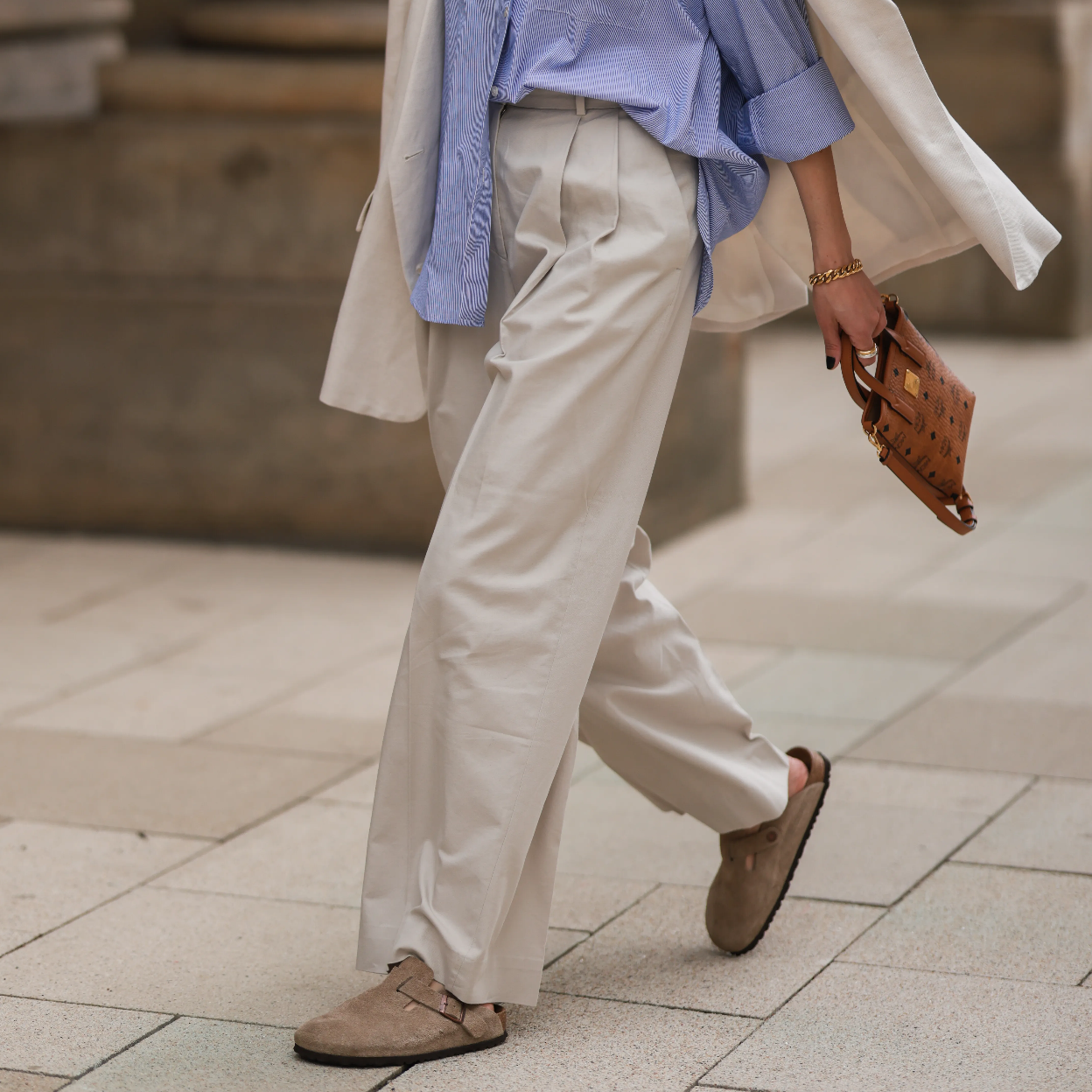 Un look con zuecos planos.