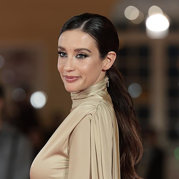 Coleta baja pulida con raya lateral, el peinado de invitada que copiarás a las famosas en tu próximo evento