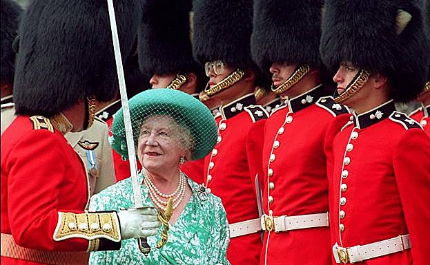La reina madre, pasando revista a la guardia real.