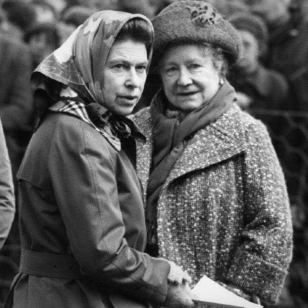 Isabel II, la reina más longeva, junto a su madre Elizabeth Bowes-Lyon, la última reina consorte antes de Camilla.