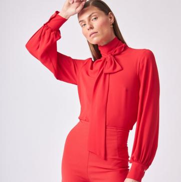 Imagen secundaria 1 - La blazer de Zara, la blusa de Coosy y las sandalias de Micuir.