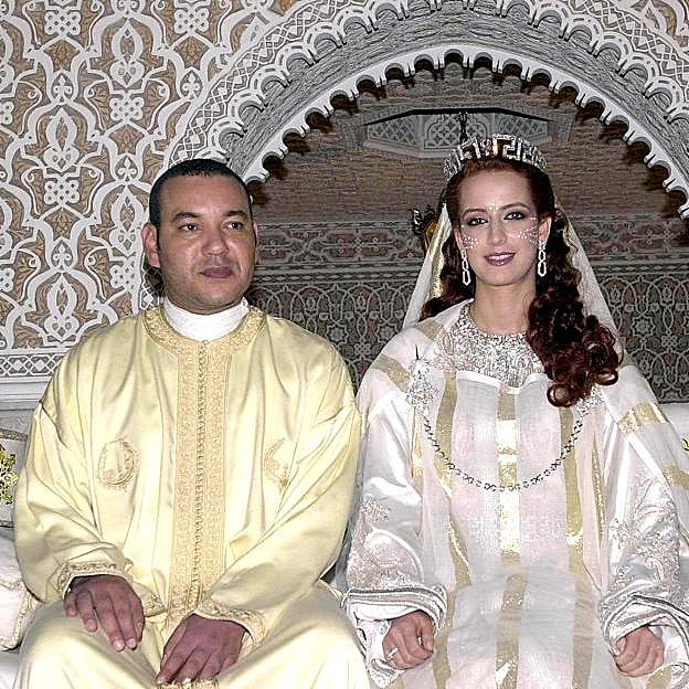 Lalla Salma y Mohamed VI posan en su boda, en 2002.