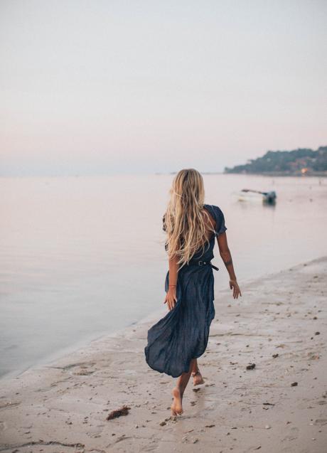 Imagen - Mujer paseando por la playa/PEXELS