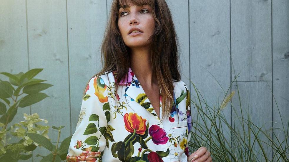 La modelo lleva una bonita camisa con estampado de flores primaveral